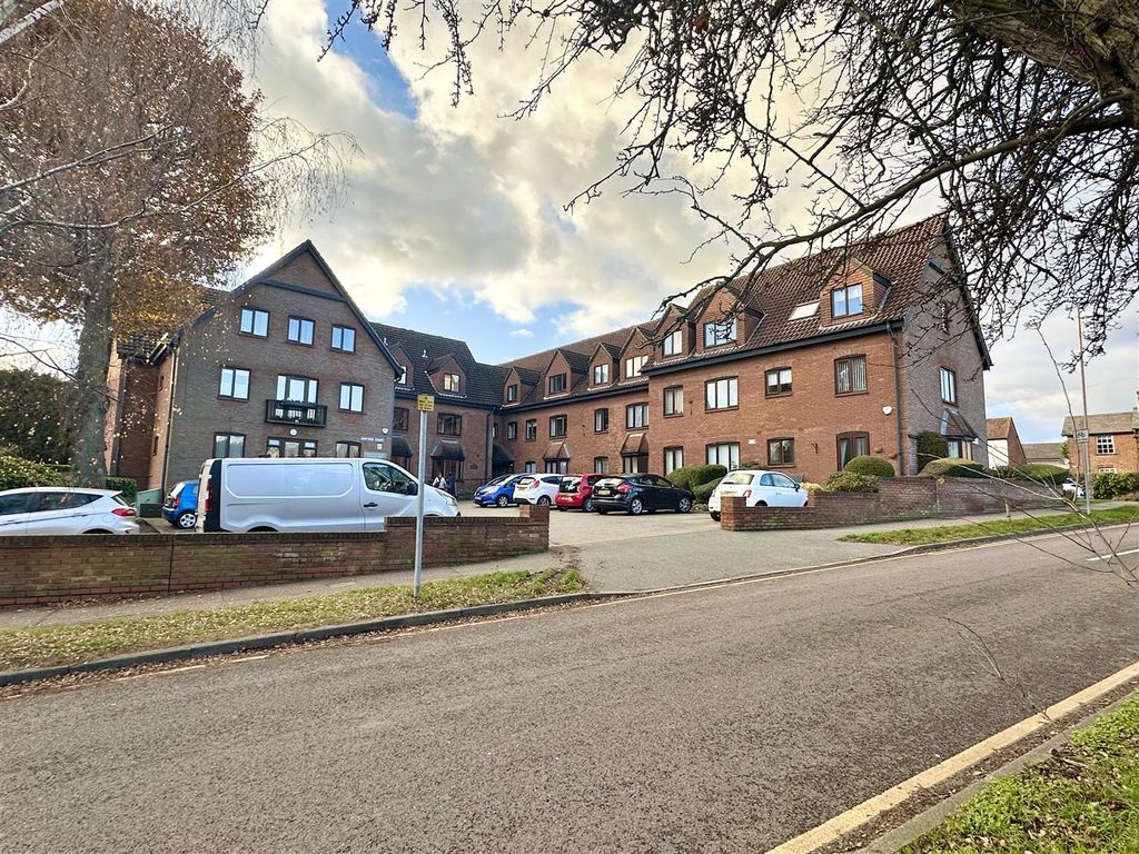 1 bed flat for sale in Chelmsford Road, Shenfield, Brentwood CM15, £170,000