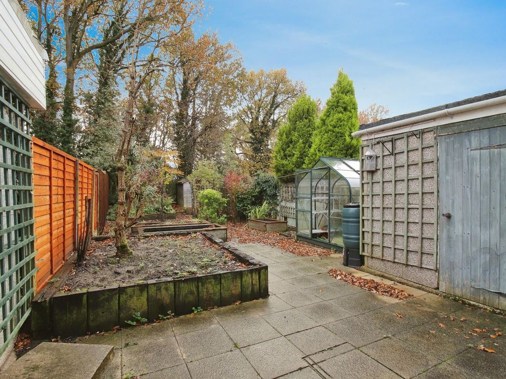 3 bed property for sale in Walsgrave Drive, Solihull B92, £260,000