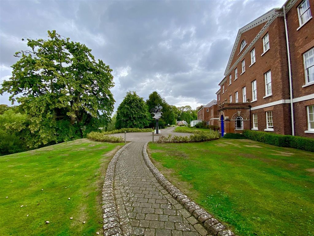 2 bed flat for sale in Wye Way, Hereford HR1, £190,000