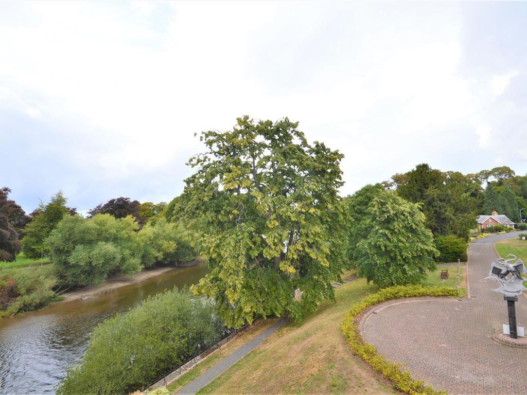 2 bed flat for sale in Wye Way, Hereford HR1, £190,000