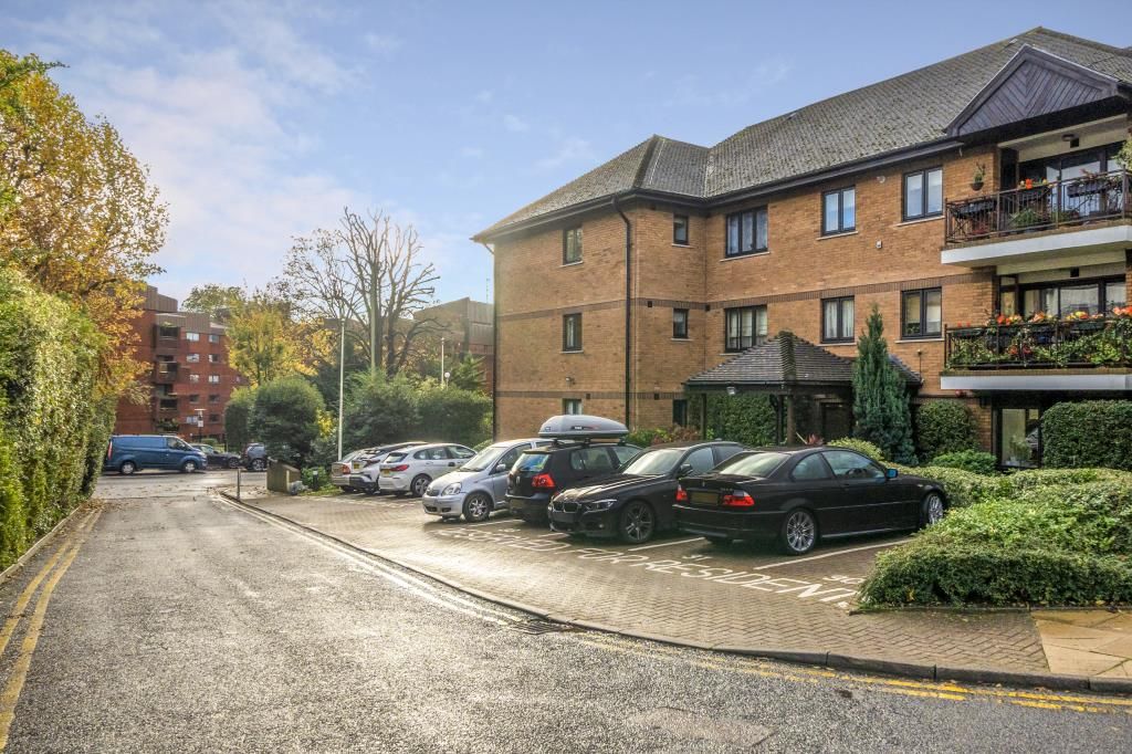 2 bed flat for sale in Regents Park Road, Finchley N3, £570,000