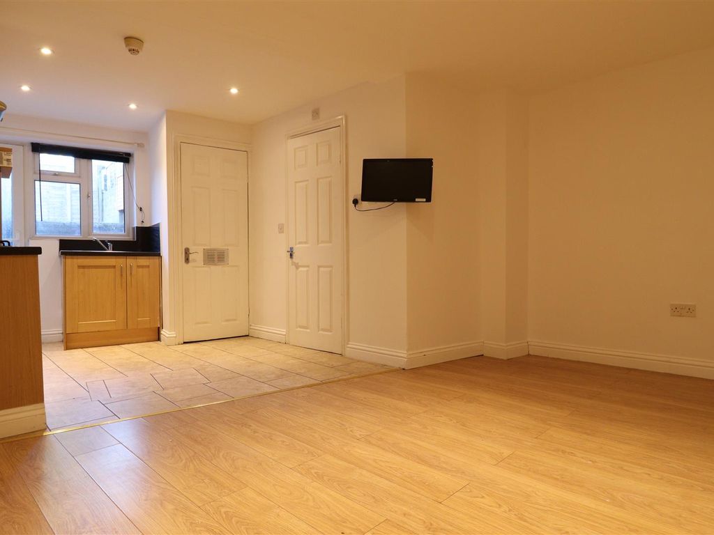 Studio to rent in Battle Street, Reading RG1, £850 pcm