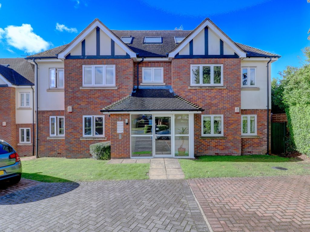 2 bed flat for sale in Plomer Green Lane, Downley, High Wycombe HP13, £270,000
