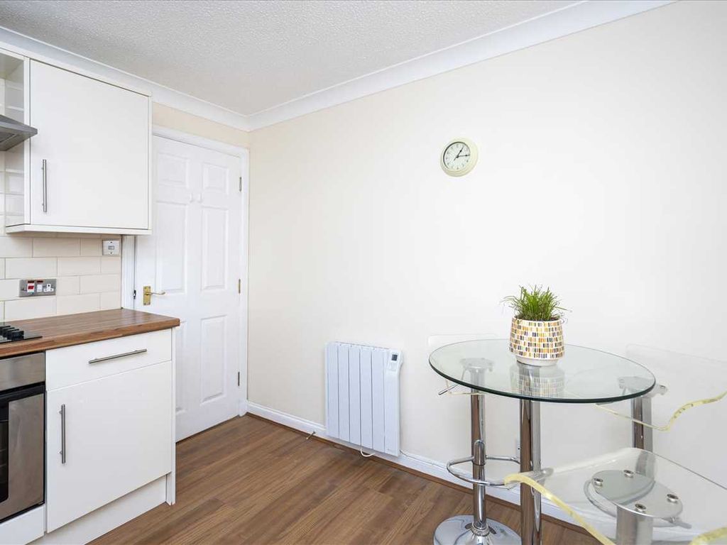 2 bed flat for sale in Dundee Court, Carron, Falkirk FK2, £99,000