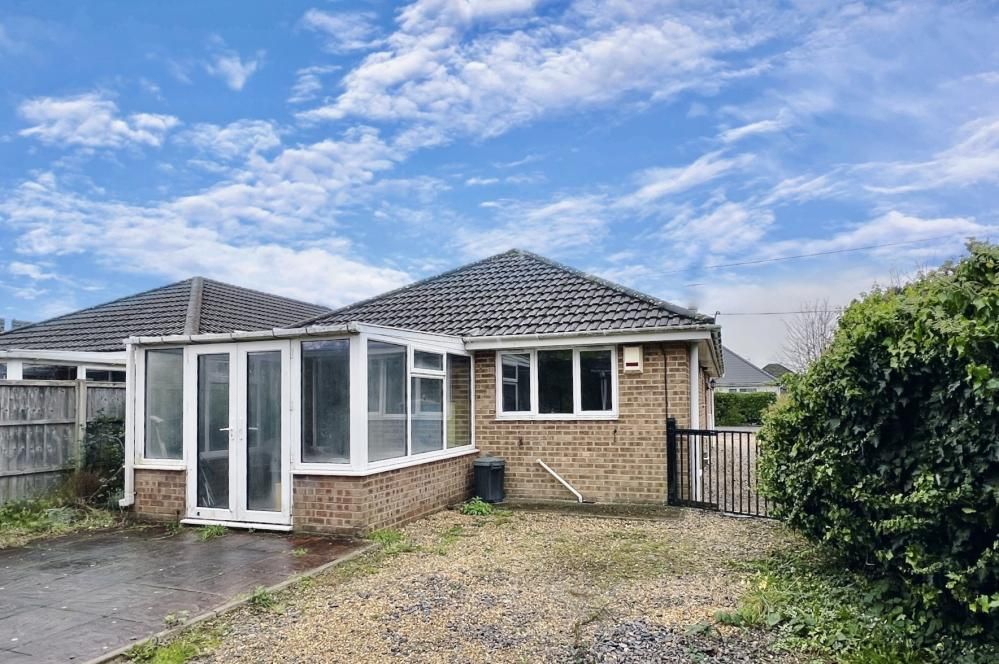 3 bed detached bungalow for sale in Cloughs Road, Ringwood BH24, £385,000