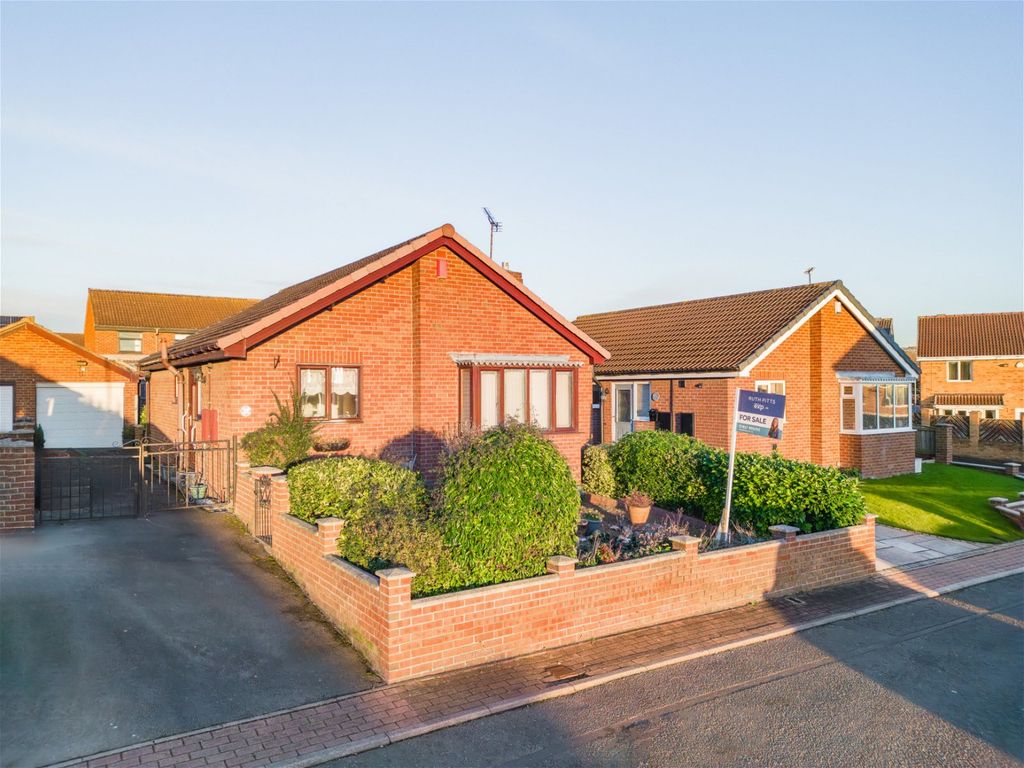 2 bed bungalow for sale in Nunns Court, Featherstone WF7, £220,000
