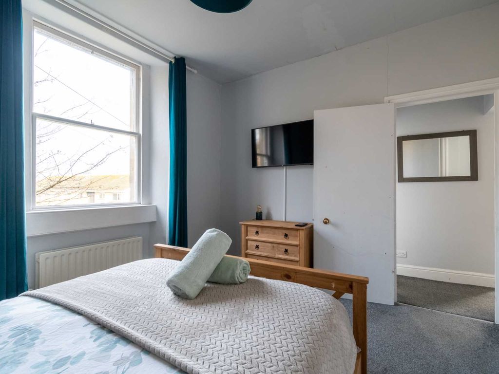1 bed flat for sale in Bathwick Street, Bath BA2, £250,000