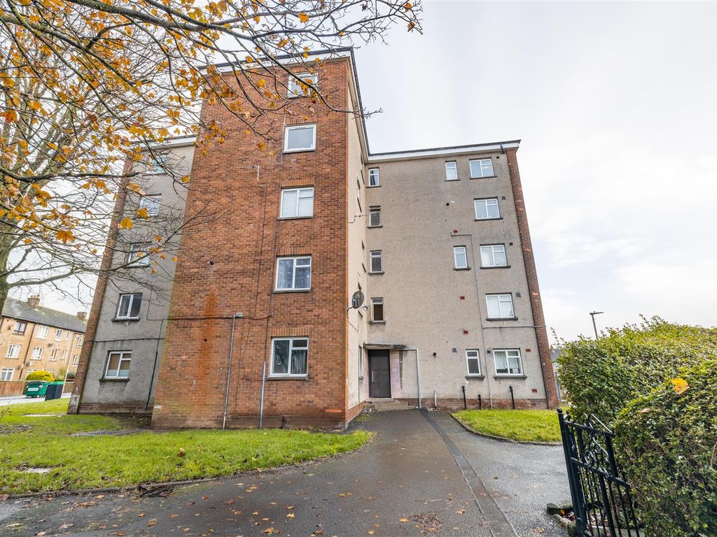 2 bed flat for sale in Kemnay Gardens, Dundee DD4, £60,000