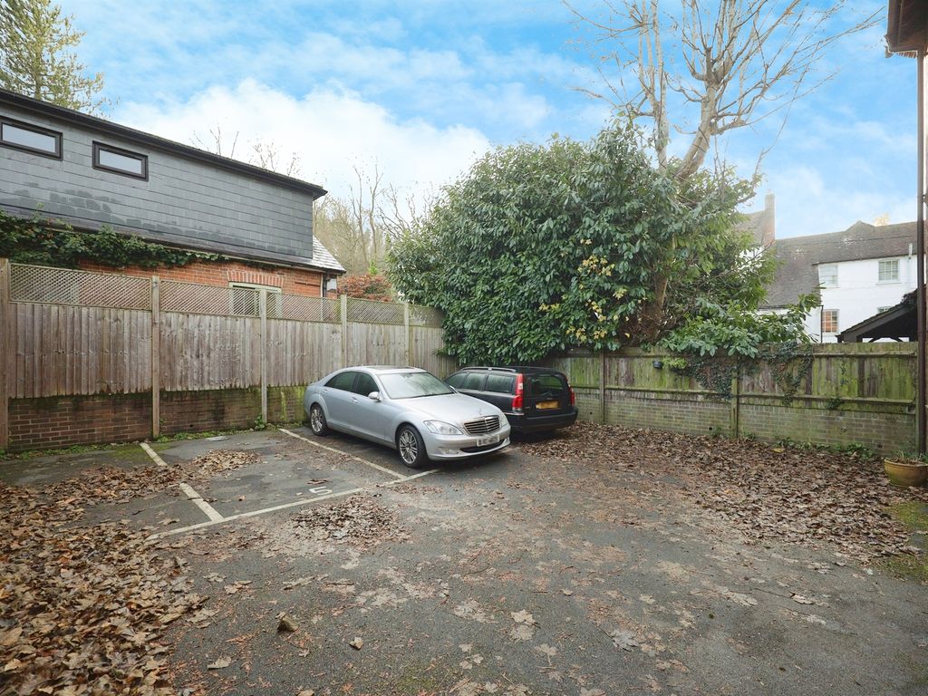 2 bed flat for sale in East Street, Chesham HP5, £325,000