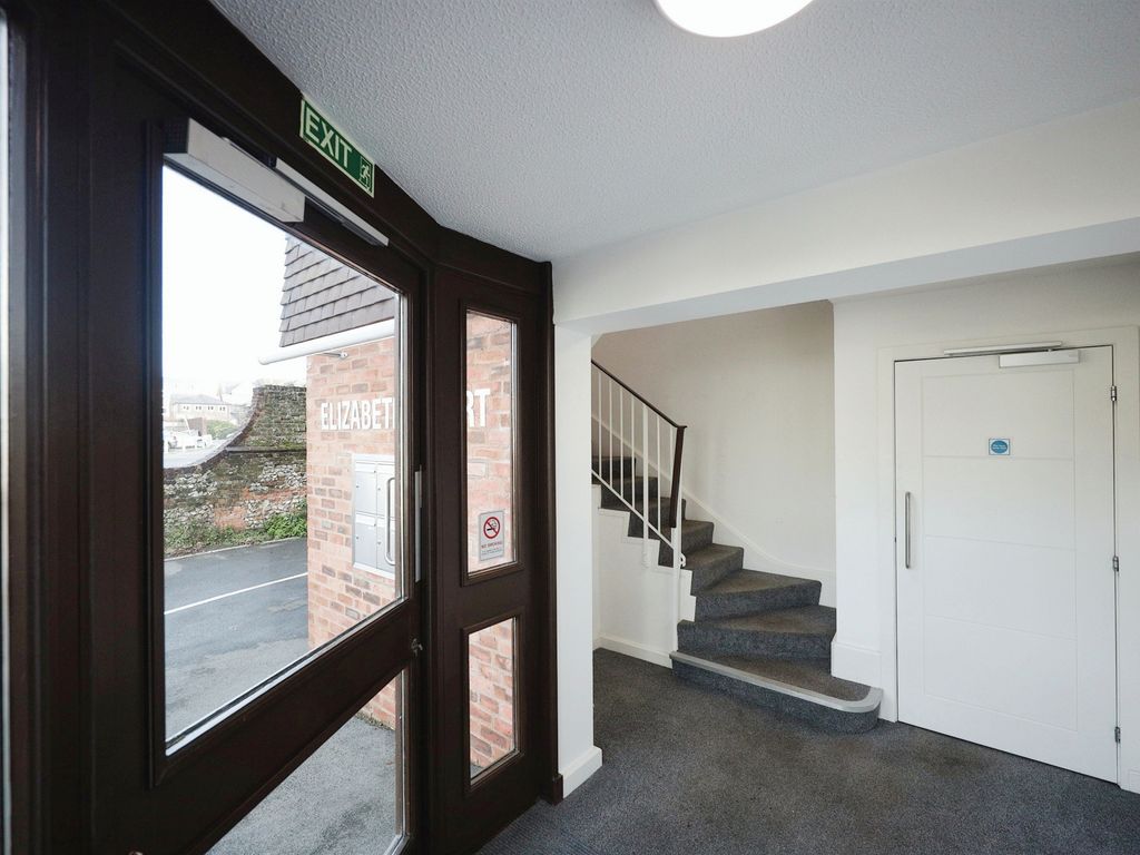2 bed flat for sale in East Street, Chesham HP5, £325,000