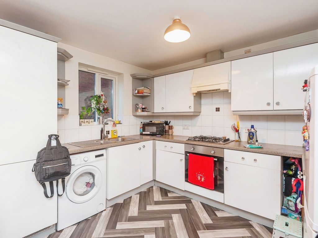 2 bed flat for sale in Cameron Grove, Bradford BD2, £105,000