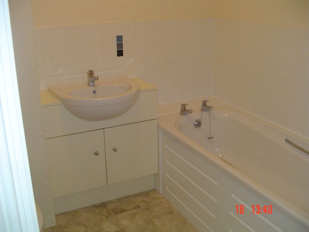 2 bed flat for sale in Cameron Grove, Bradford BD2, £105,000