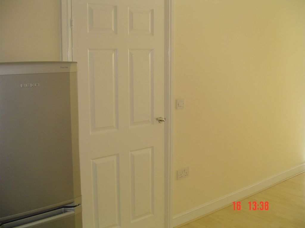 2 bed flat for sale in Cameron Grove, Bradford BD2, £105,000