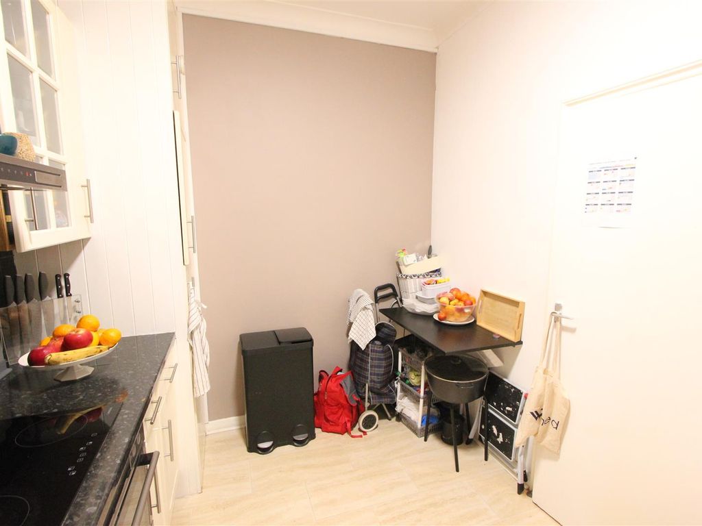 3 bed flat for sale in Holmesdale Road, London SE25, £320,000