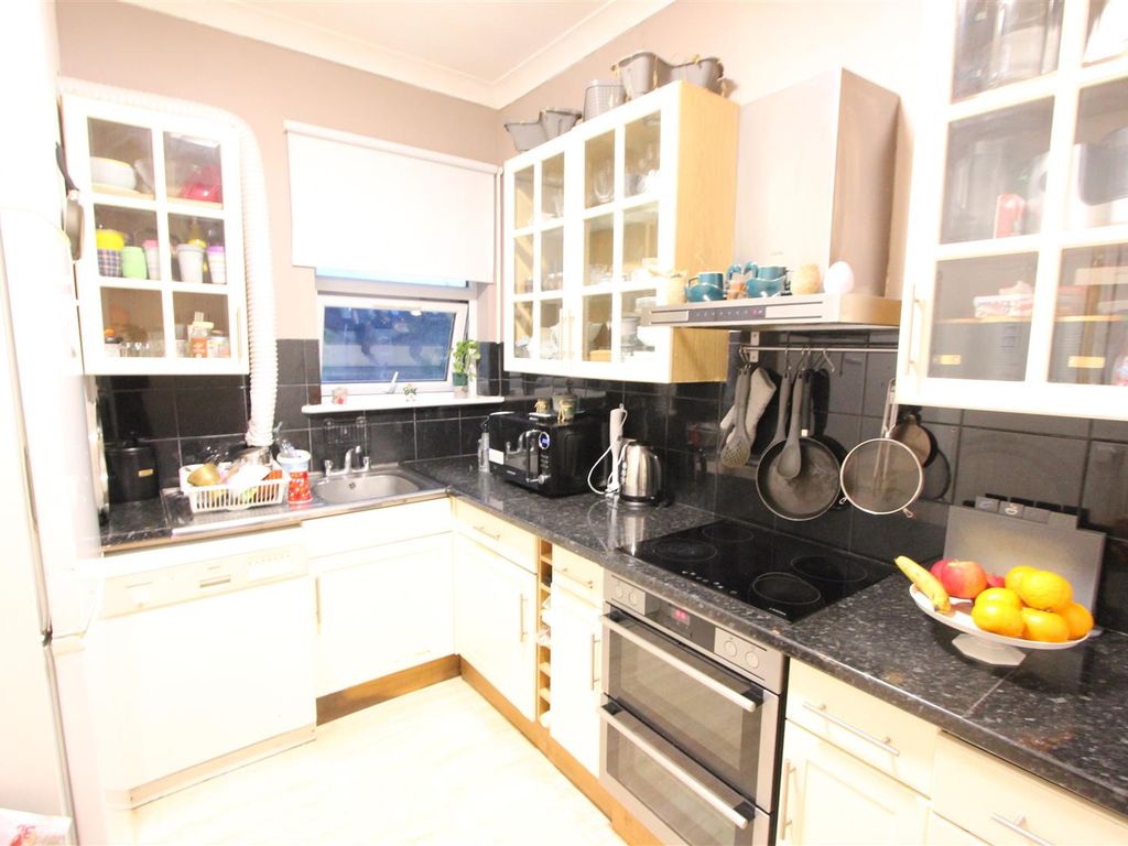 3 bed flat for sale in Holmesdale Road, London SE25, £320,000