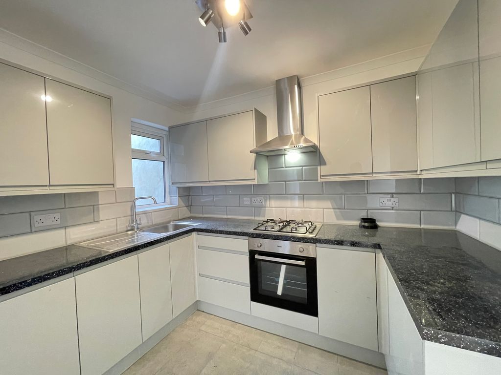 2 bed flat to rent in Boxtree Lane, Harrow HA3, £2,000 pcm