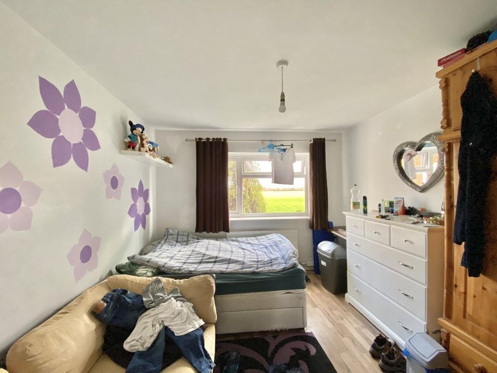 3 bed flat for sale in Little Elms, Harlington UB3, £325,000