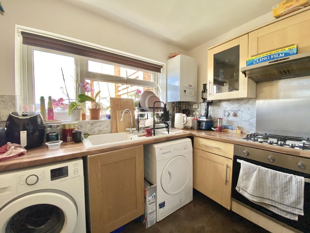 3 bed flat for sale in Little Elms, Harlington UB3, £325,000