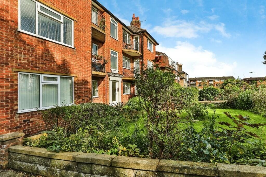 2 bed flat for sale in Givendale Road, Scarborough YO12, £140,000