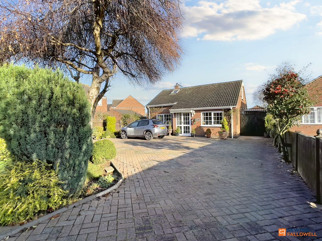 3 bed detached bungalow for sale in Station Road, Bagworth LE67, £335,000