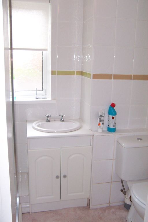 2 bed flat to rent in Salisbury Close, Penarth CF64, £950 pcm