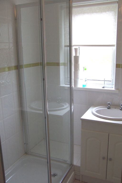 2 bed flat to rent in Salisbury Close, Penarth CF64, £950 pcm