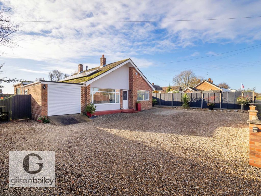 4 bed detached bungalow for sale in Carn Close, Beighton NR13, £425,000