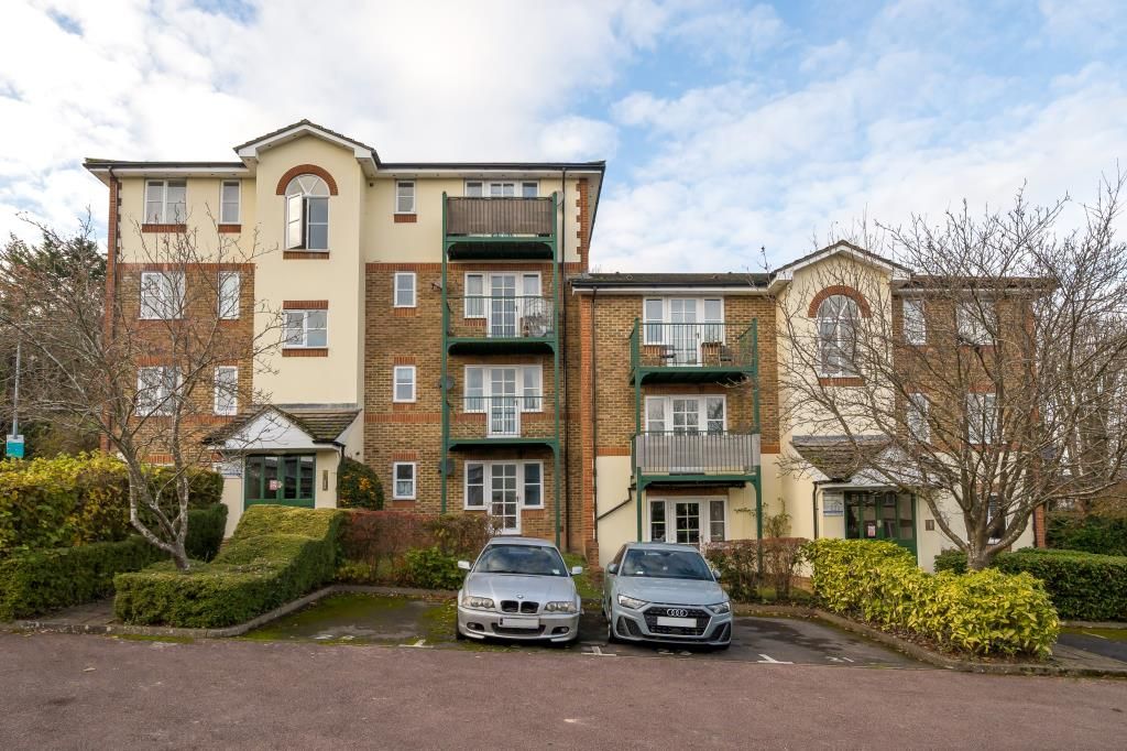 2 bed flat for sale in High Wycombe, Buckinghamshire HP11, £200,000