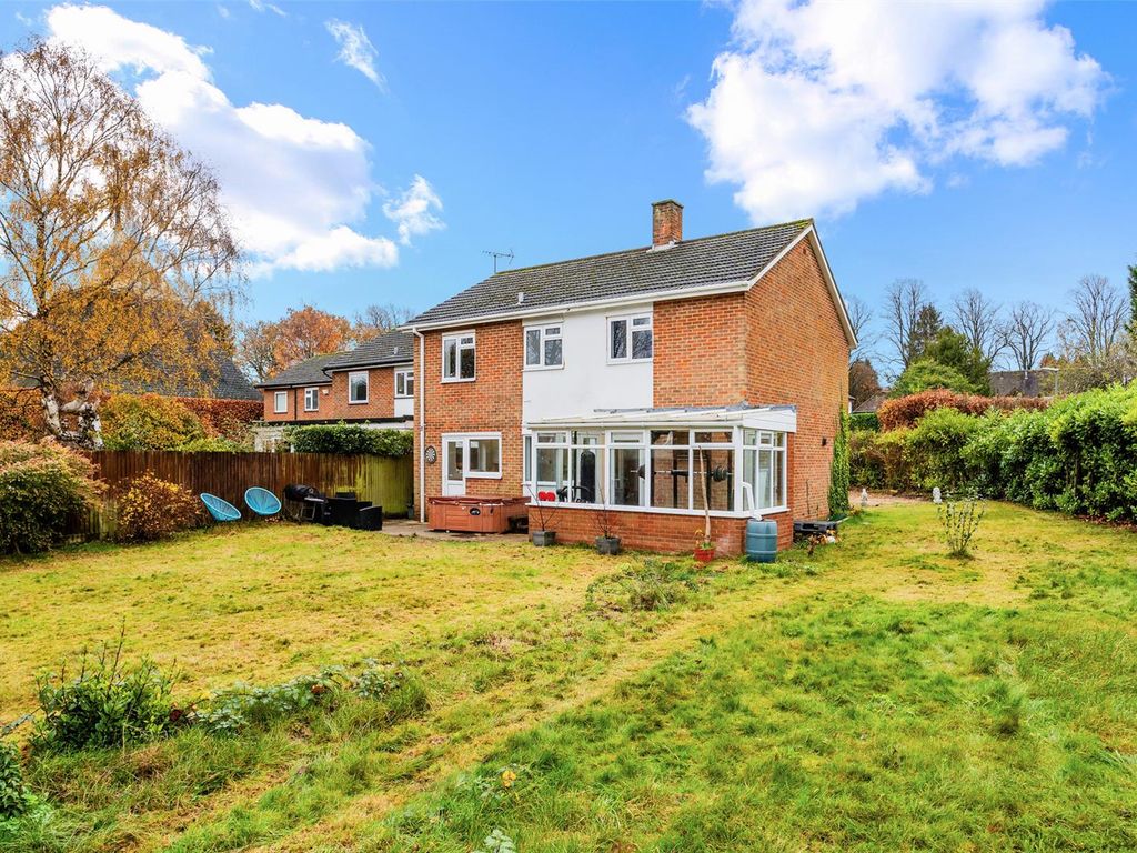 4 bed detached house for sale in Woodgavil, Banstead SM7, £800,000