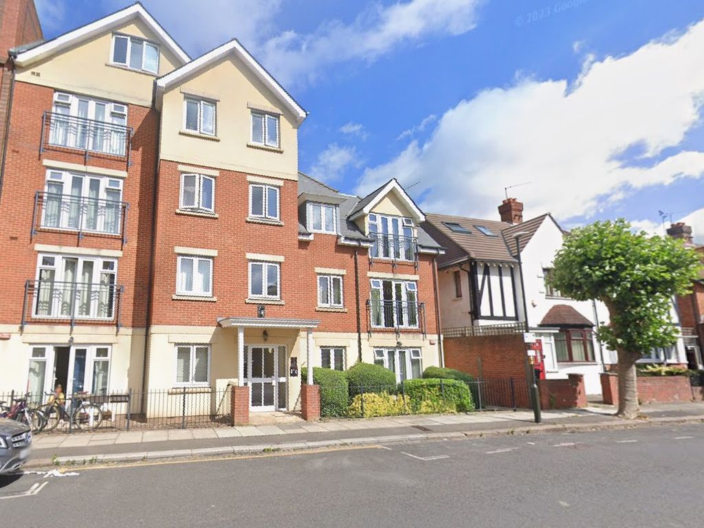 2 bed flat to rent in Compton Road, London SW19, £2,450 pcm