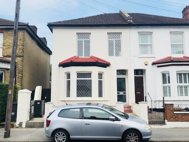 Studio to rent in Bensham Lane, Thornton Heath CR7, £900 pcm