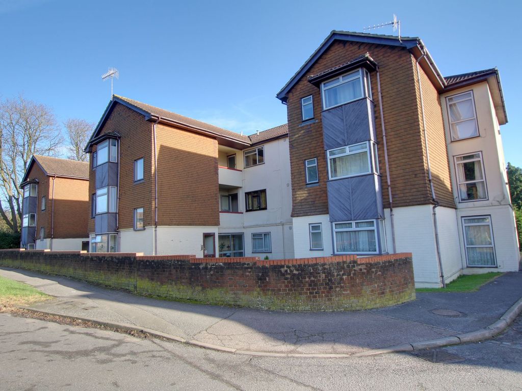 1 bed flat to rent in Hollin Court, Crawley RH10, £875 pcm