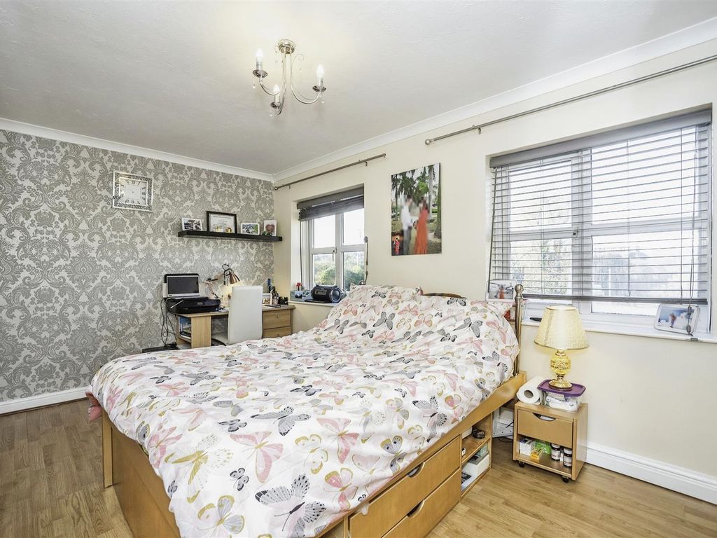 1 bed flat for sale in Wharf Road, Grays RM17, £190,000