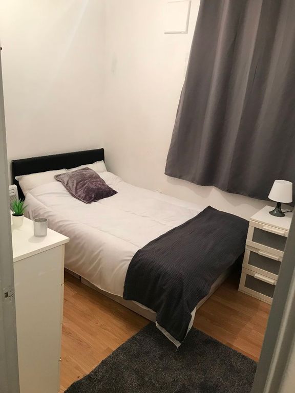 Room to rent in Flat, Dence House, Turin Street, London E2, £1,000 pcm