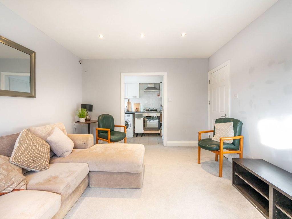 1 bed flat for sale in Longbridge Road, Barking IG11, £250,000