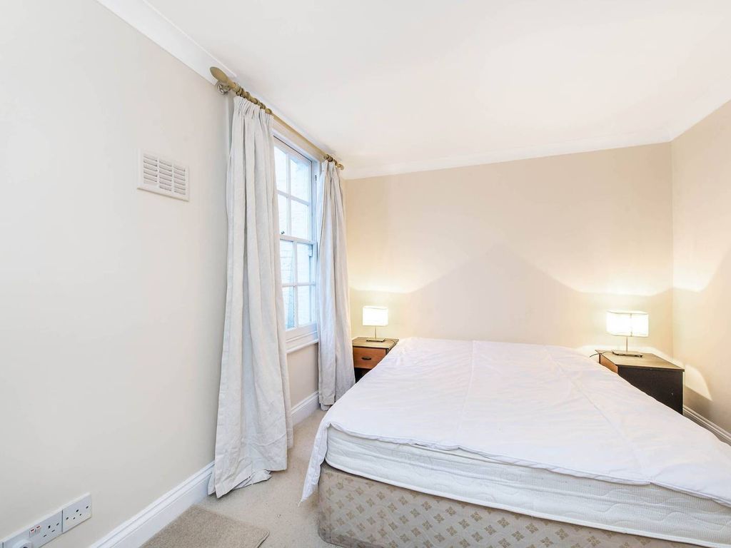2 bed flat for sale in Claverton Street, Pimlico, London SW1V, £825,000