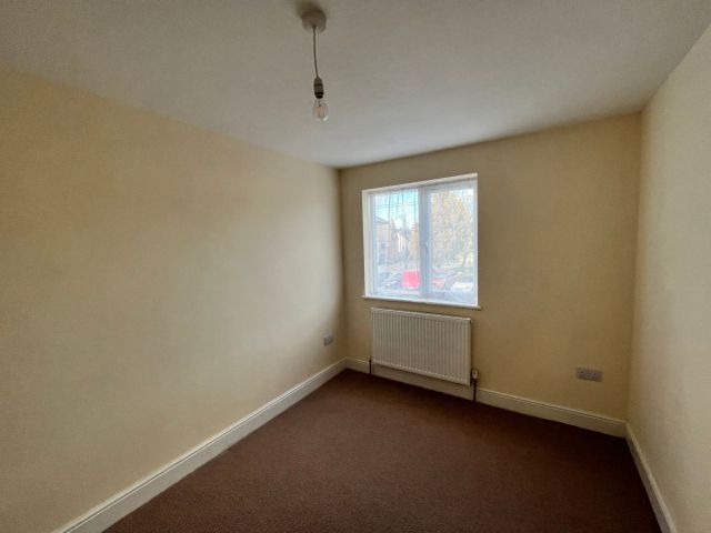 3 bed flat to rent in Market Place, Long Buckby, Northampton NN6, £875 pcm