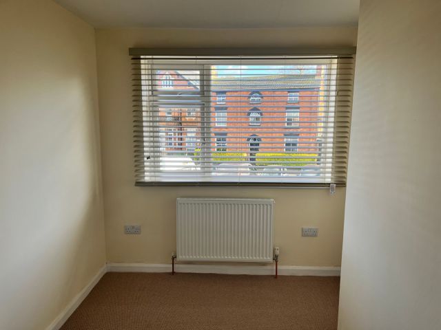 3 bed flat to rent in Market Place, Long Buckby, Northampton NN6, £875 pcm