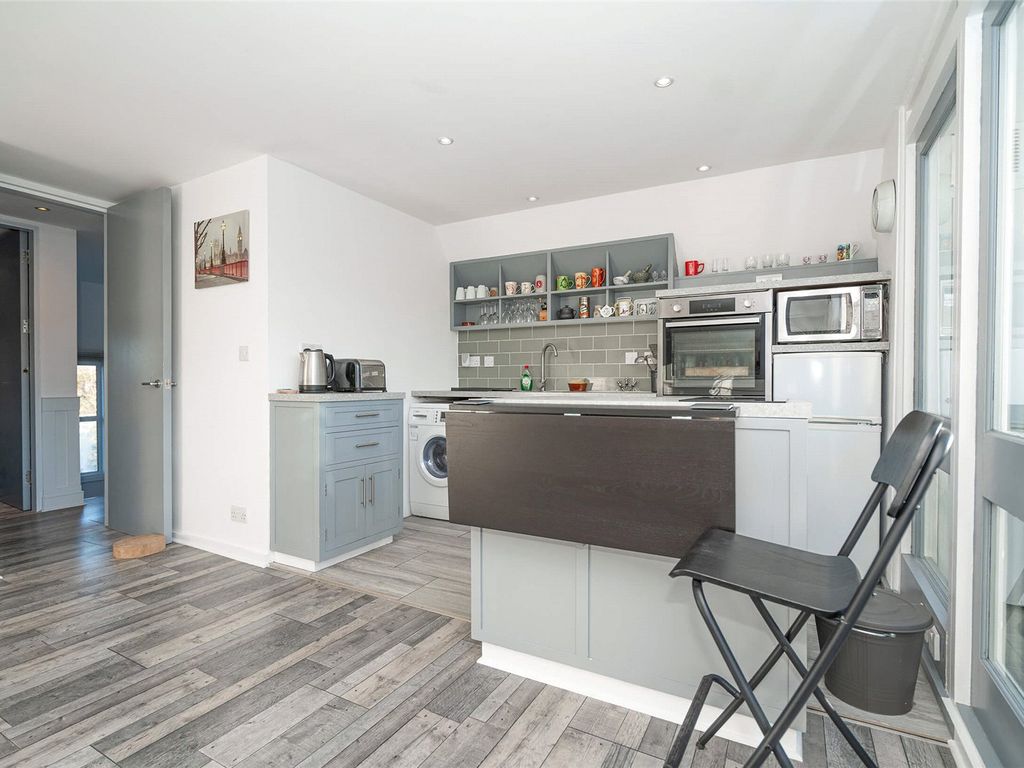 2 bed flat for sale in Archway Road, Highgate, Highgate N6, £595,000