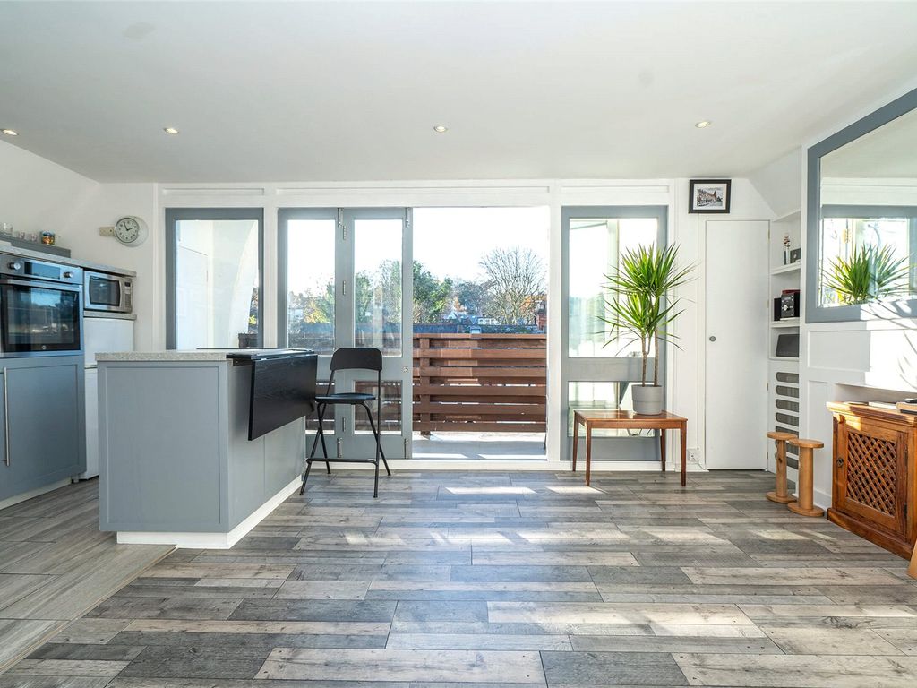 2 bed flat for sale in Archway Road, Highgate, Highgate N6, £595,000