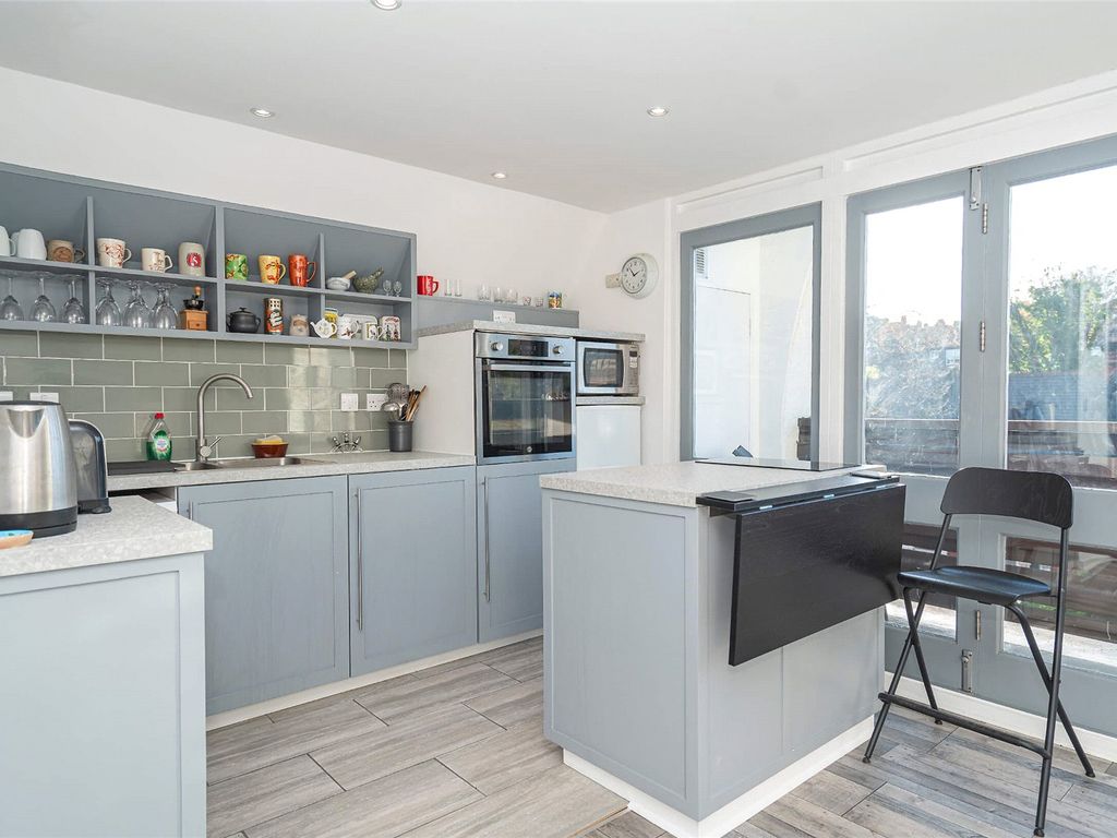 2 bed flat for sale in Archway Road, Highgate, Highgate N6, £595,000