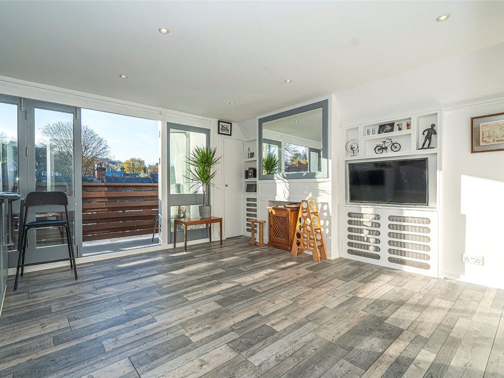 2 bed flat for sale in Archway Road, Highgate, Highgate N6, £595,000