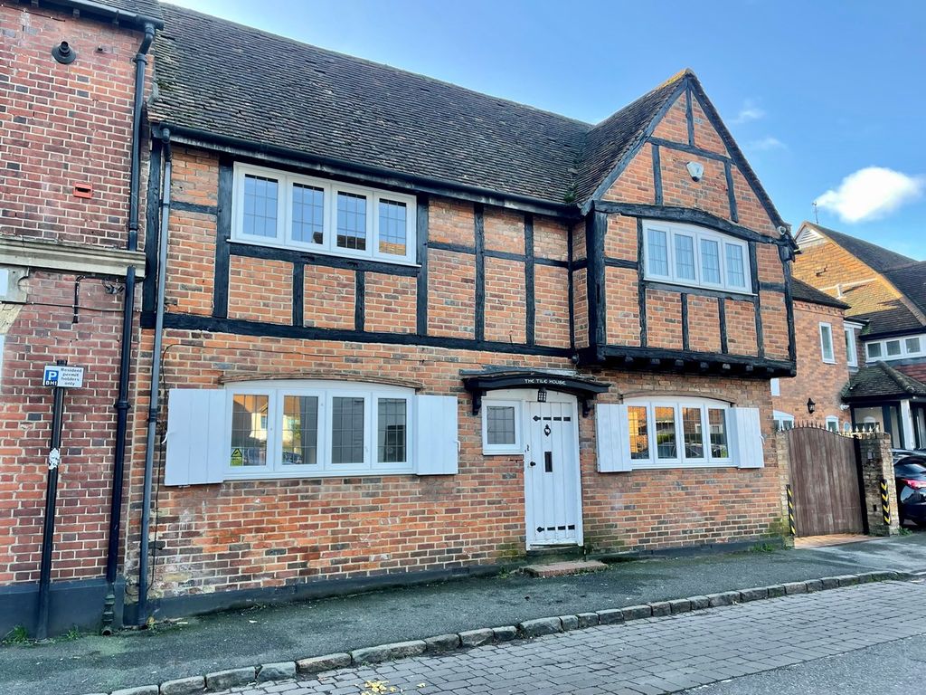 4 bed detached house to rent in Church Street, Burnham SL1, £2,200 pcm