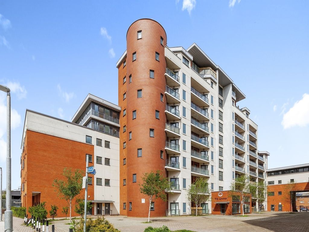 2 bed flat to rent in The Junction, Grays Place, Slough SL2, £1,450 pcm