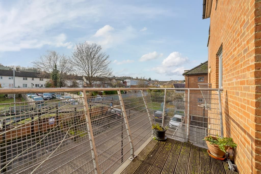 2 bed flat for sale in High Wycombe, Buckinghamshire HP11, £220,000