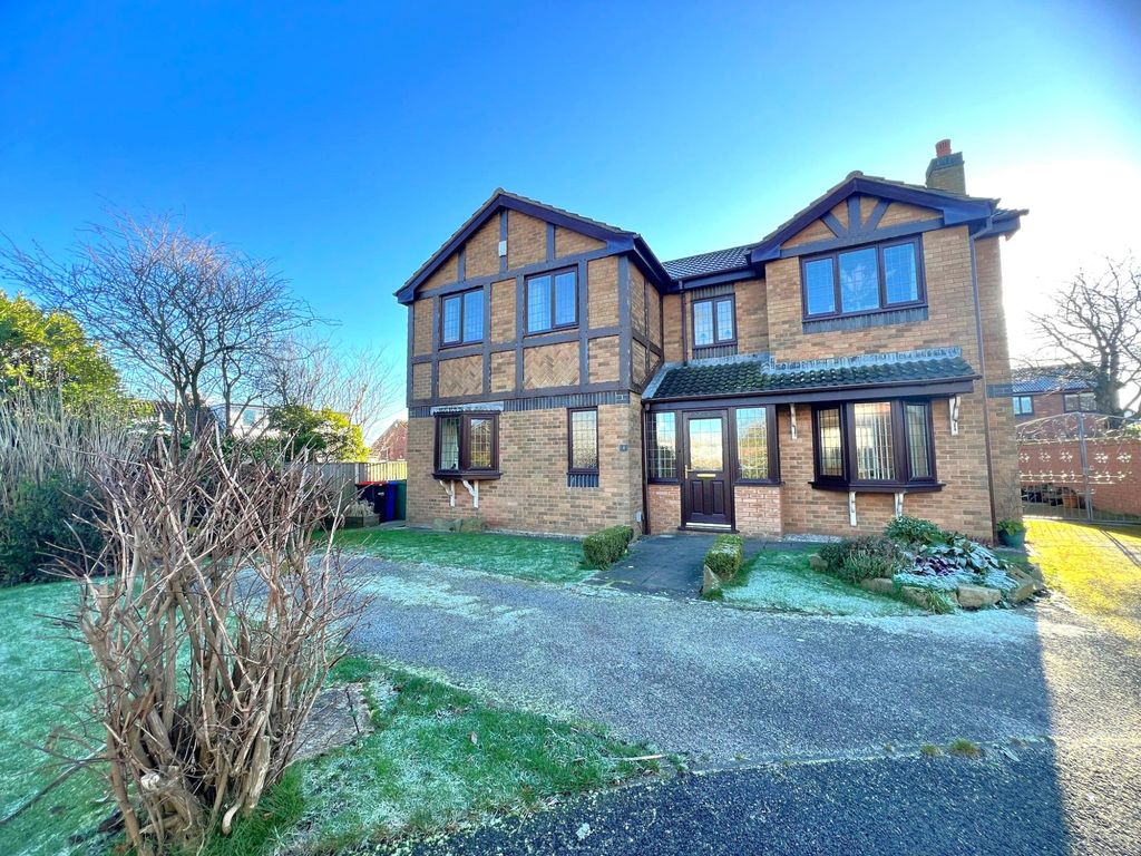 4 bed detached house for sale in Beaumont Gardens, Carleton FY6, £400,000