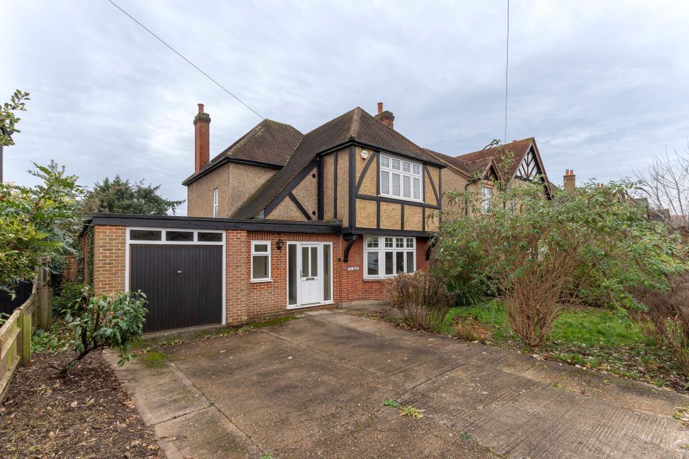 3 bed detached house to rent in Abbey Road, Chertsey KT16, £2,800 pcm