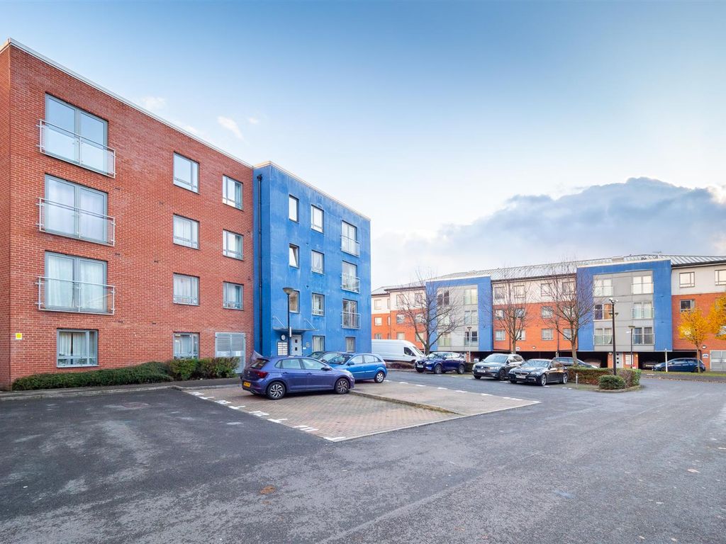 2 bed flat for sale in Cleeve Way, Sutton SM1, £275,000