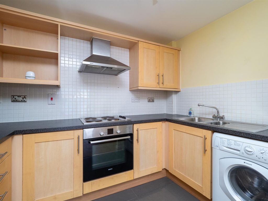 2 bed flat for sale in Cleeve Way, Sutton SM1, £275,000