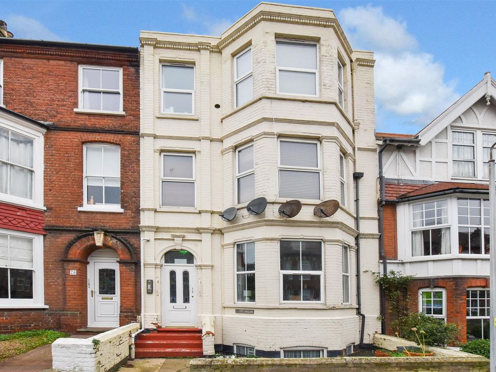 2 bed flat for sale in Alfred Road, Cromer NR27, £160,000